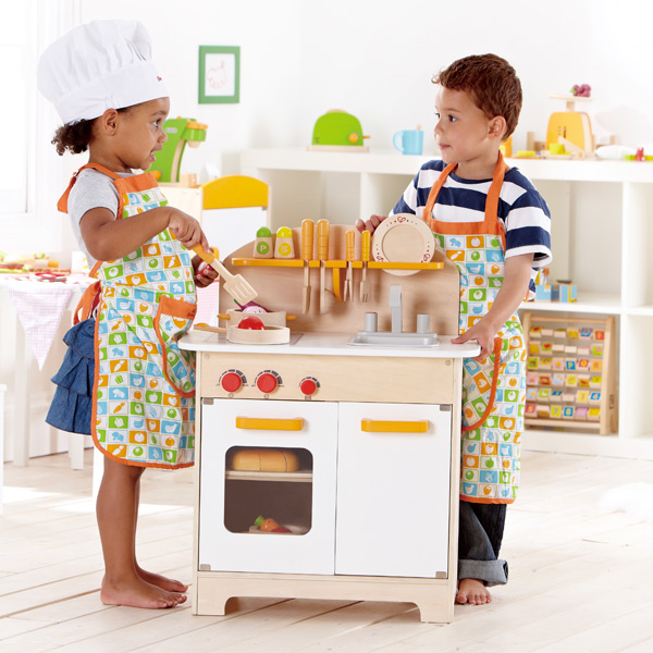 Niños jugando en store la cocina